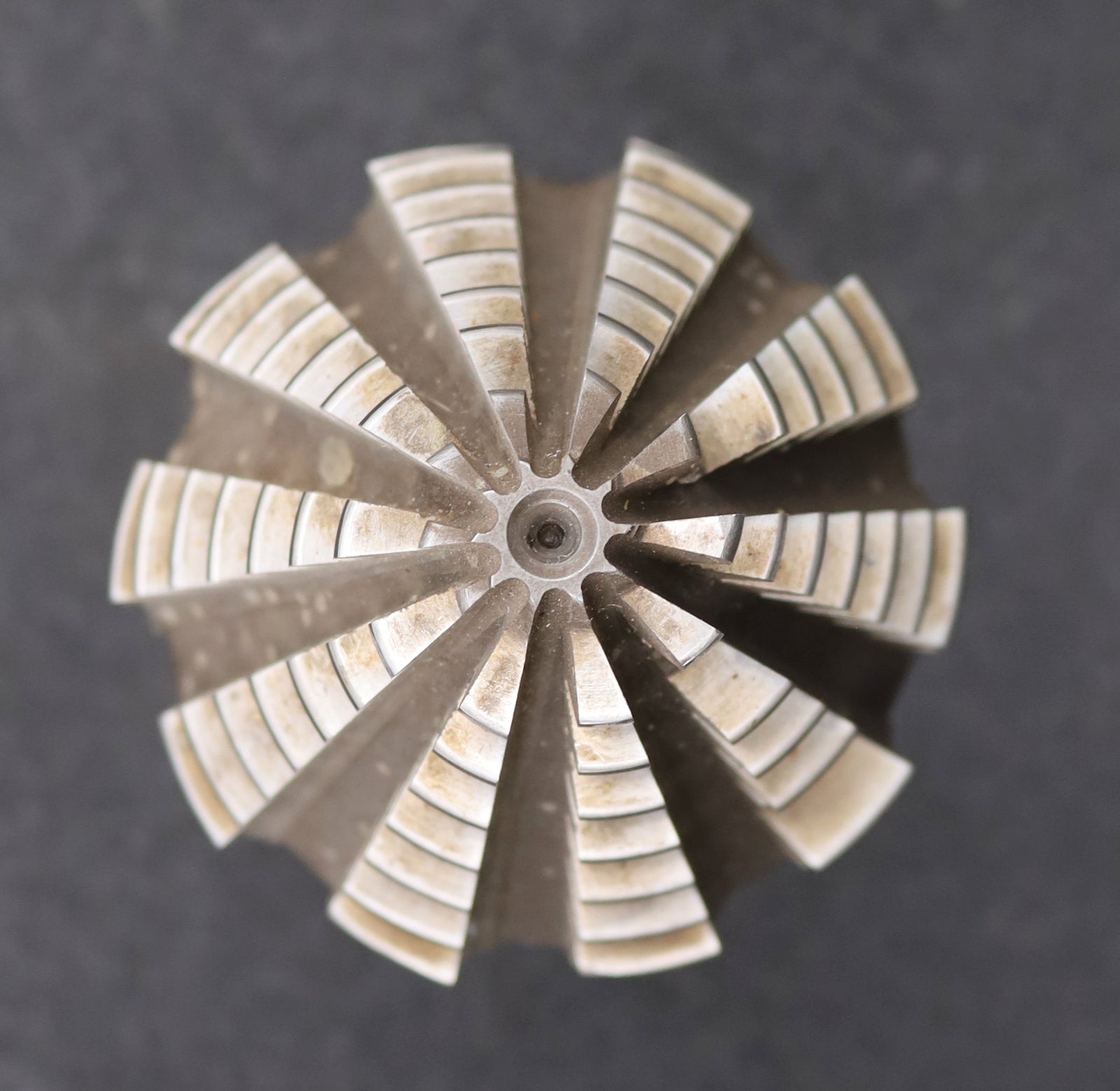 Bild des Artikels KLINGELNBERG-Palloid-Wälzfräser-m=-3-20°-EGW-Zahnform-I-1-gg.-Rechts-Rest-75%