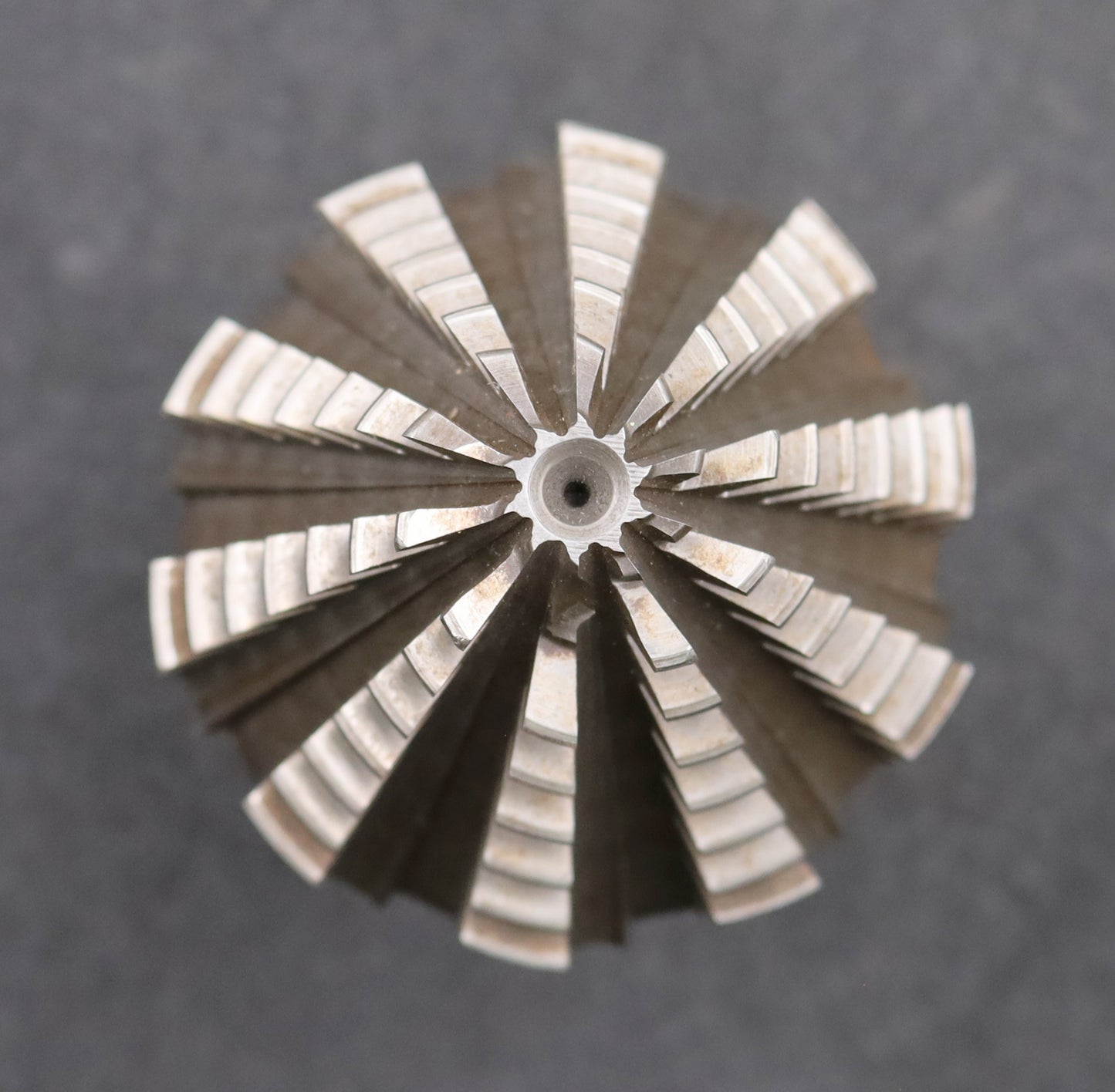 Bild des Artikels KLINGELNBERG-Palloid-Wälzfräser-m=-3-20°-EGW-Zahnform-I-1-gg.-Links-Rest-50%