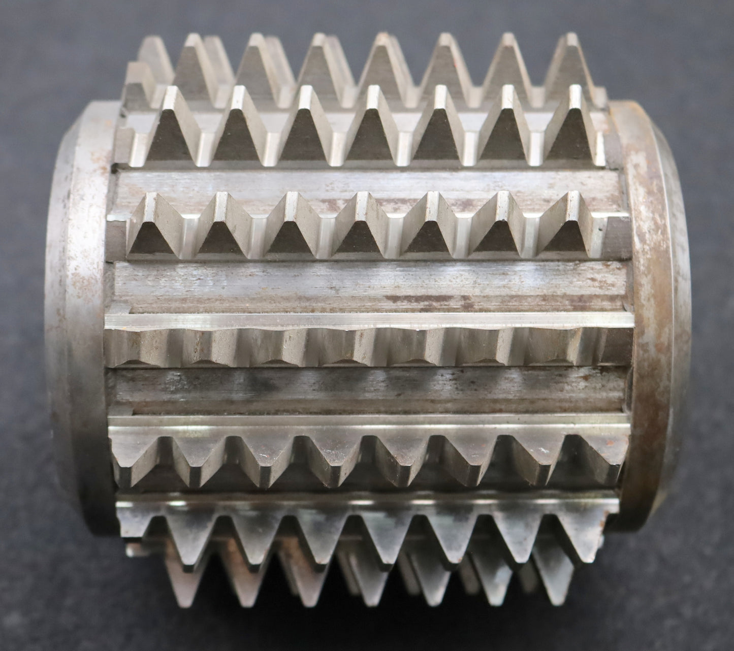 Bild des Artikels SAAZOR-Zahnrad-Wälzfräser-gear-hob-m=4,5mm-20°-EGW-Ø136x138xØ40mm-mit-LKN