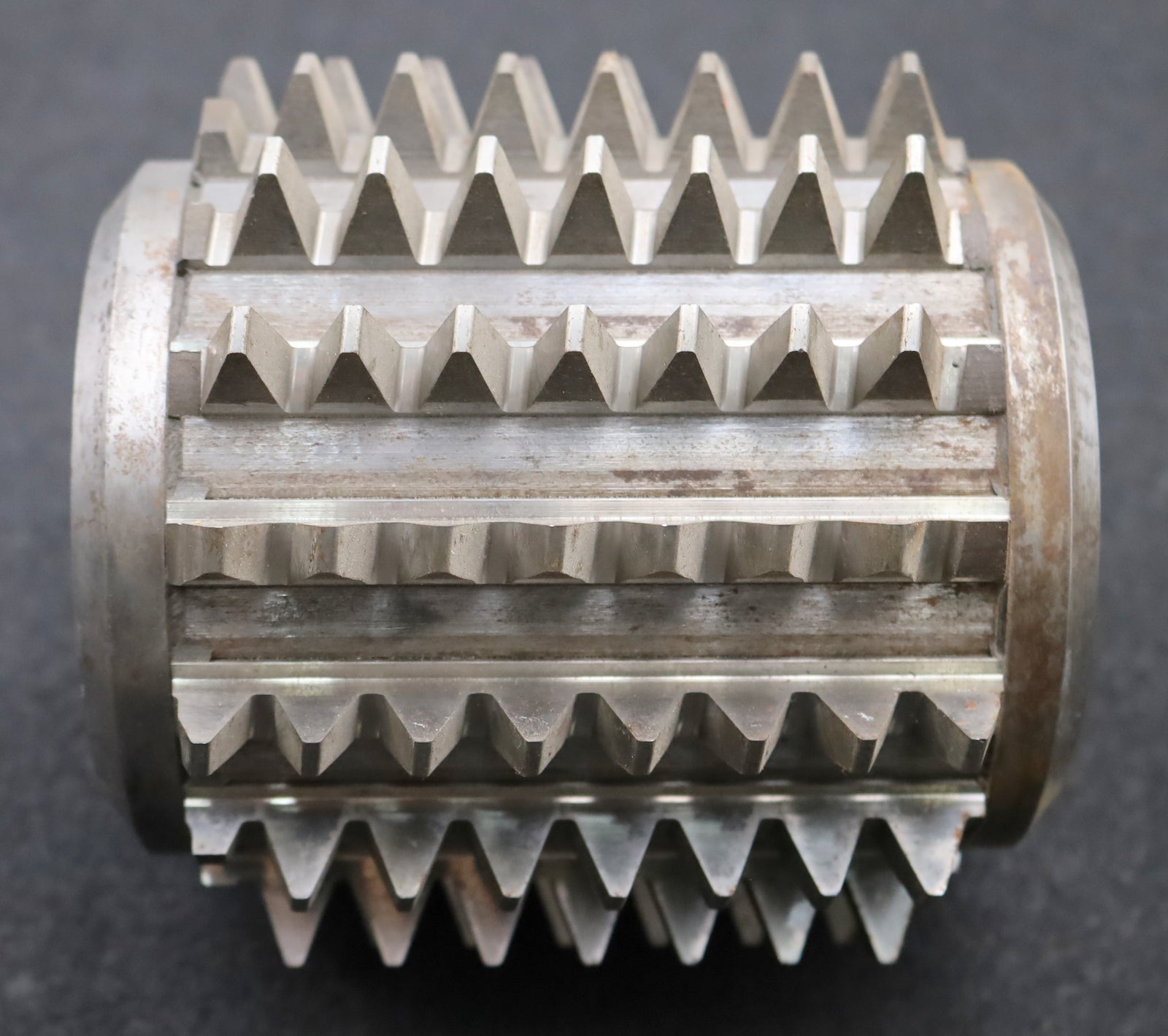Bild des Artikels SAAZOR-Zahnrad-Wälzfräser-gear-hob-m=4,5mm-20°-EGW-Ø136x138xØ40mm-mit-LKN