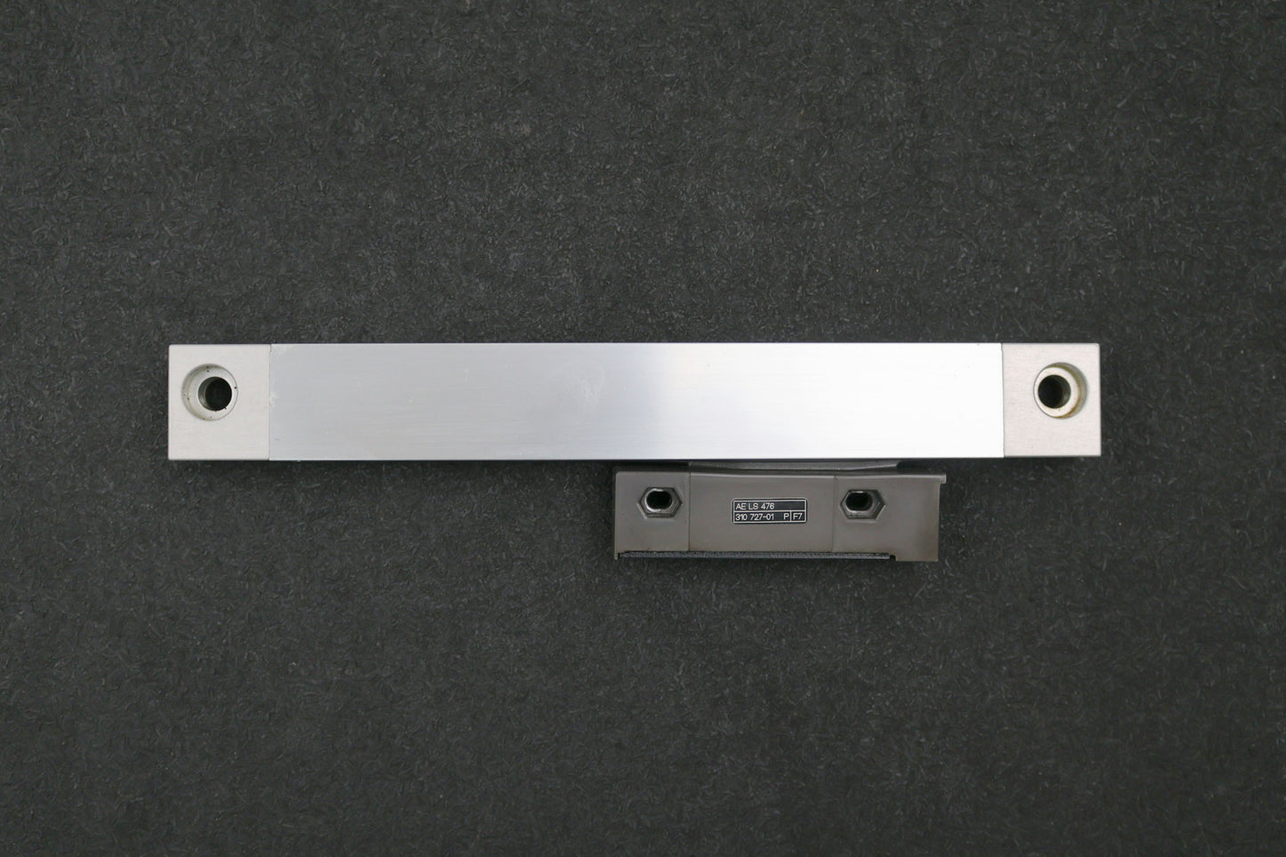 Bild des Artikels HEIDENHAIN-Linear-Messgeber-LS476-Messlänge-120mm-ID-329986-02-mit-Lesekopf