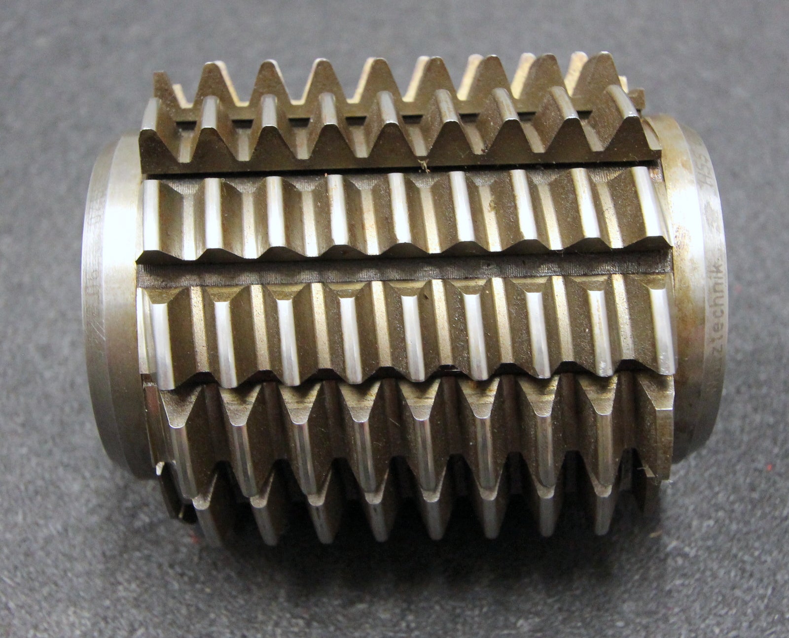 Bild des Artikels SAAZOR-Stollenwälzfräser-involute-spline-hob-DP10-20°-EGW-Ø100x110xØ32mm