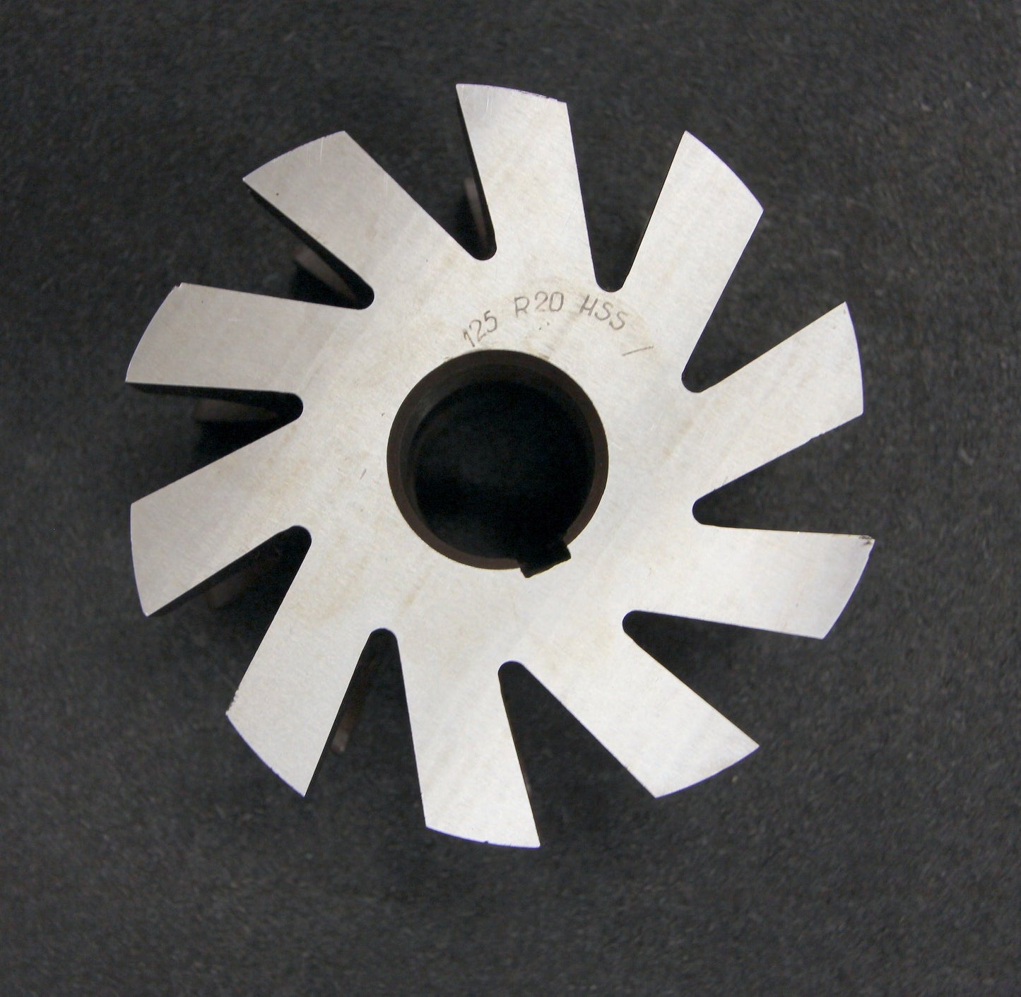 Bild des Artikels Halbrund-Formfräser-konkav-Radiusfräser-Radius-18mm---125x70x32mm-10-Spannuten