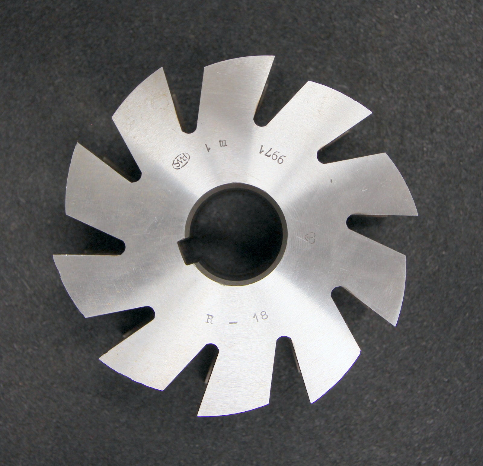 Bild des Artikels PWS-Halbrund-Formfräser-konkav-Radiusfräser-Radius-18mm-125x62x32mm-10-Spannuten