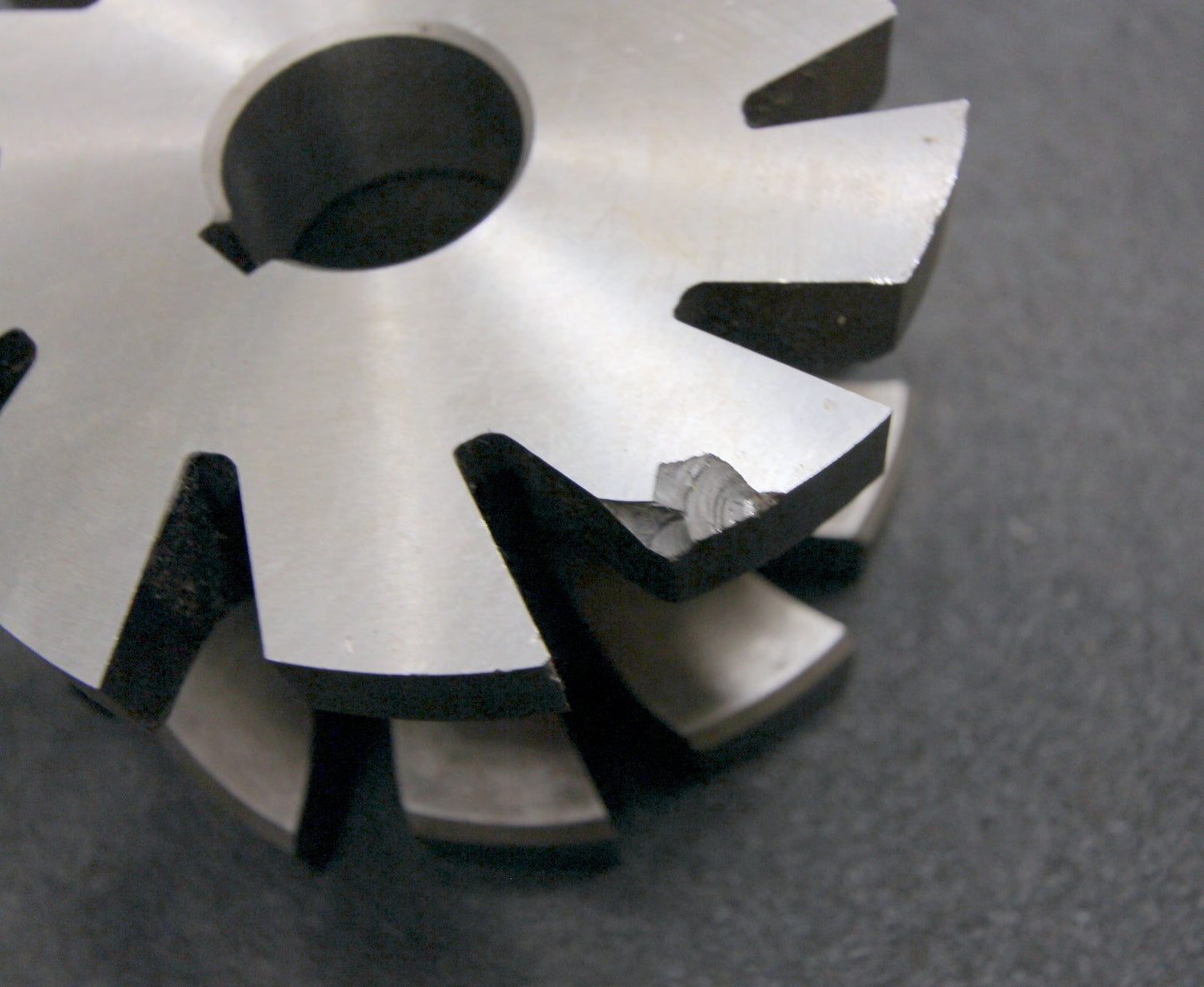 Bild des Artikels PWS-Halbrund-Formfräser-konkav-Radiusfräser-Radius-20mm-125x70x32mm-10-Spannuten