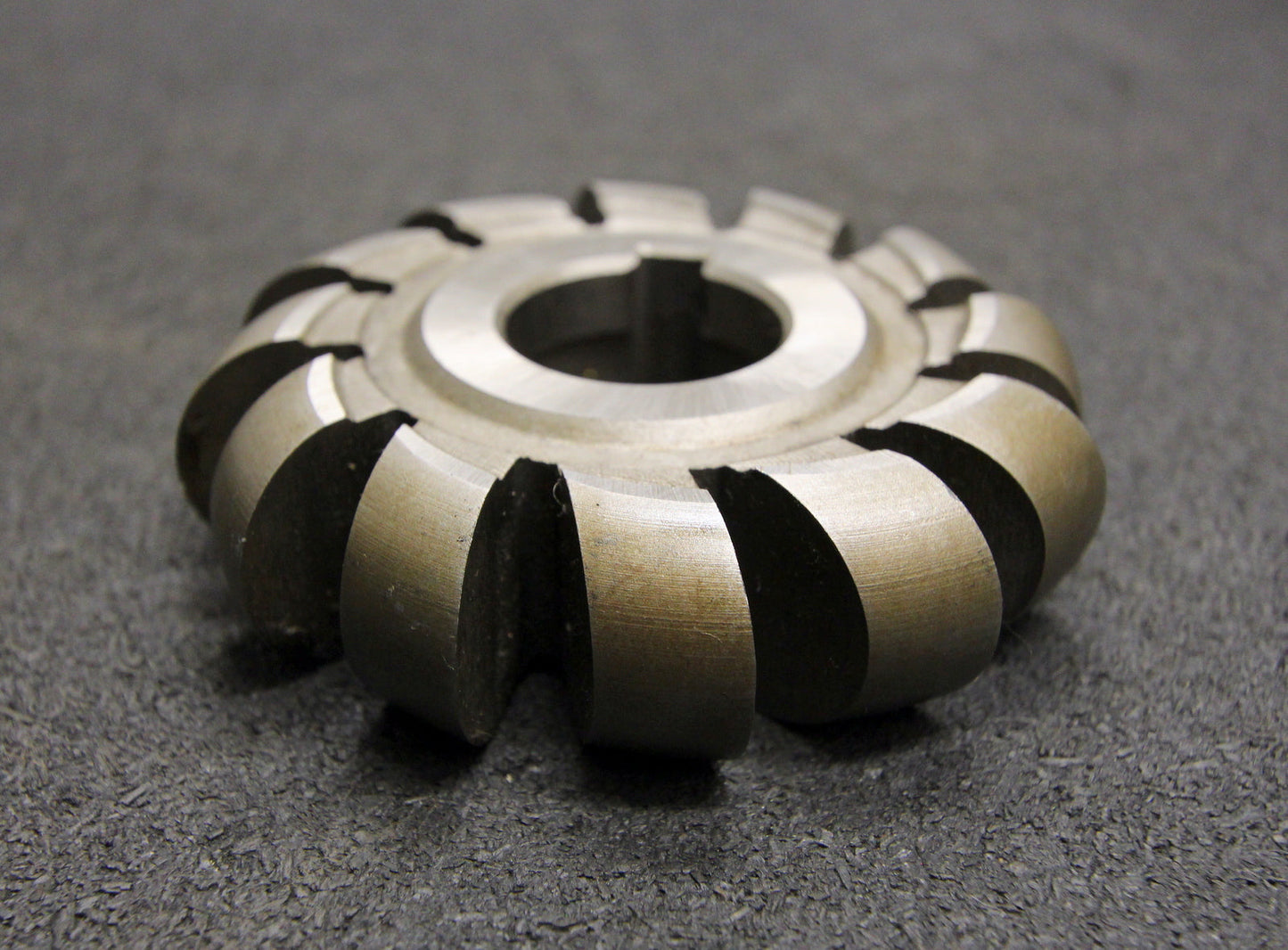 Bild des Artikels PWS-Halbrund-Formfräser-konvex-Radiusfräser-Radius-12mm-90x24x27mm-12-Spannuten