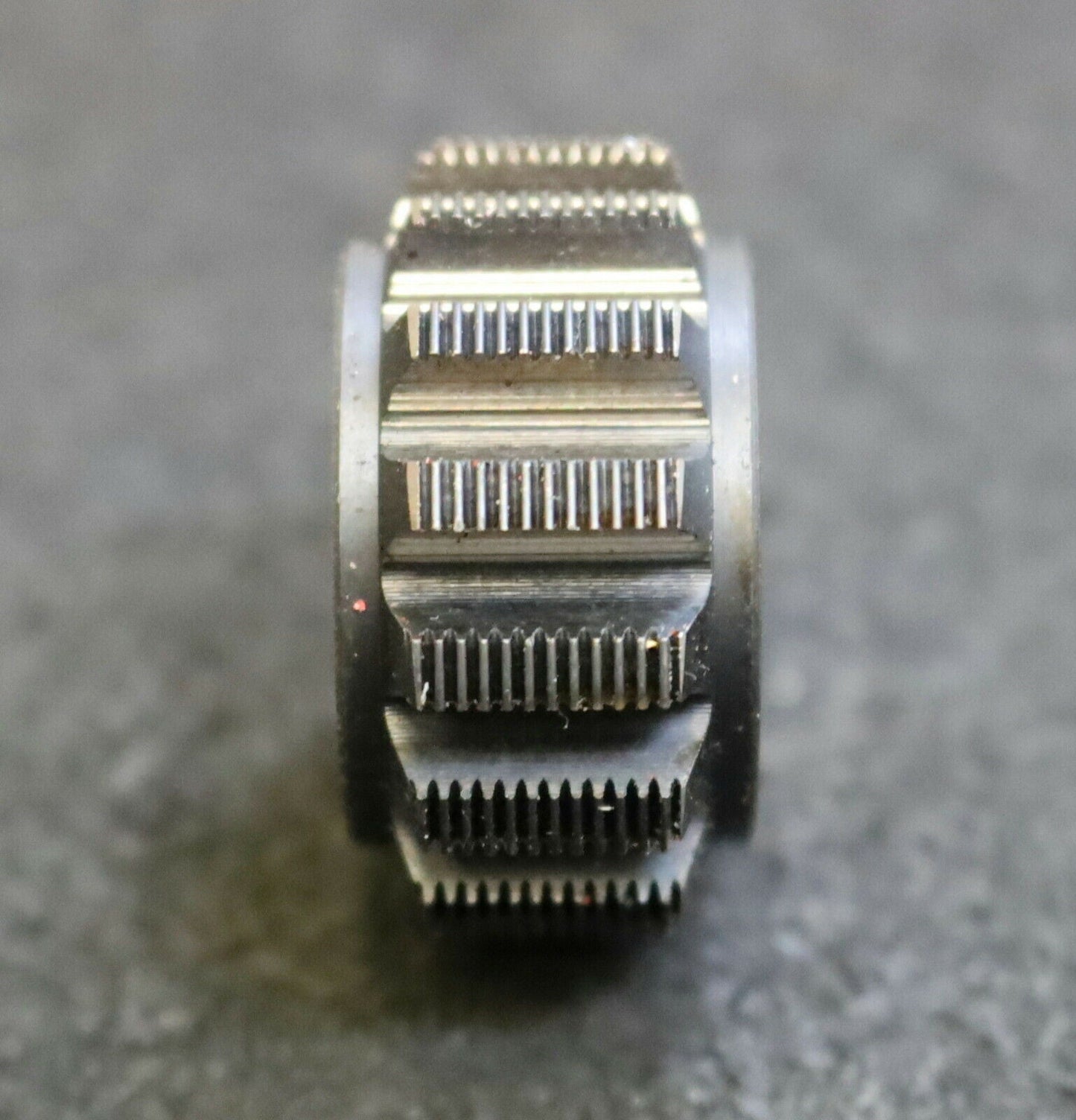 MIKRON Wälzfräser No. 61127 - Ø30x15xØ8mm 1gg. Rechts 15 Spanuten