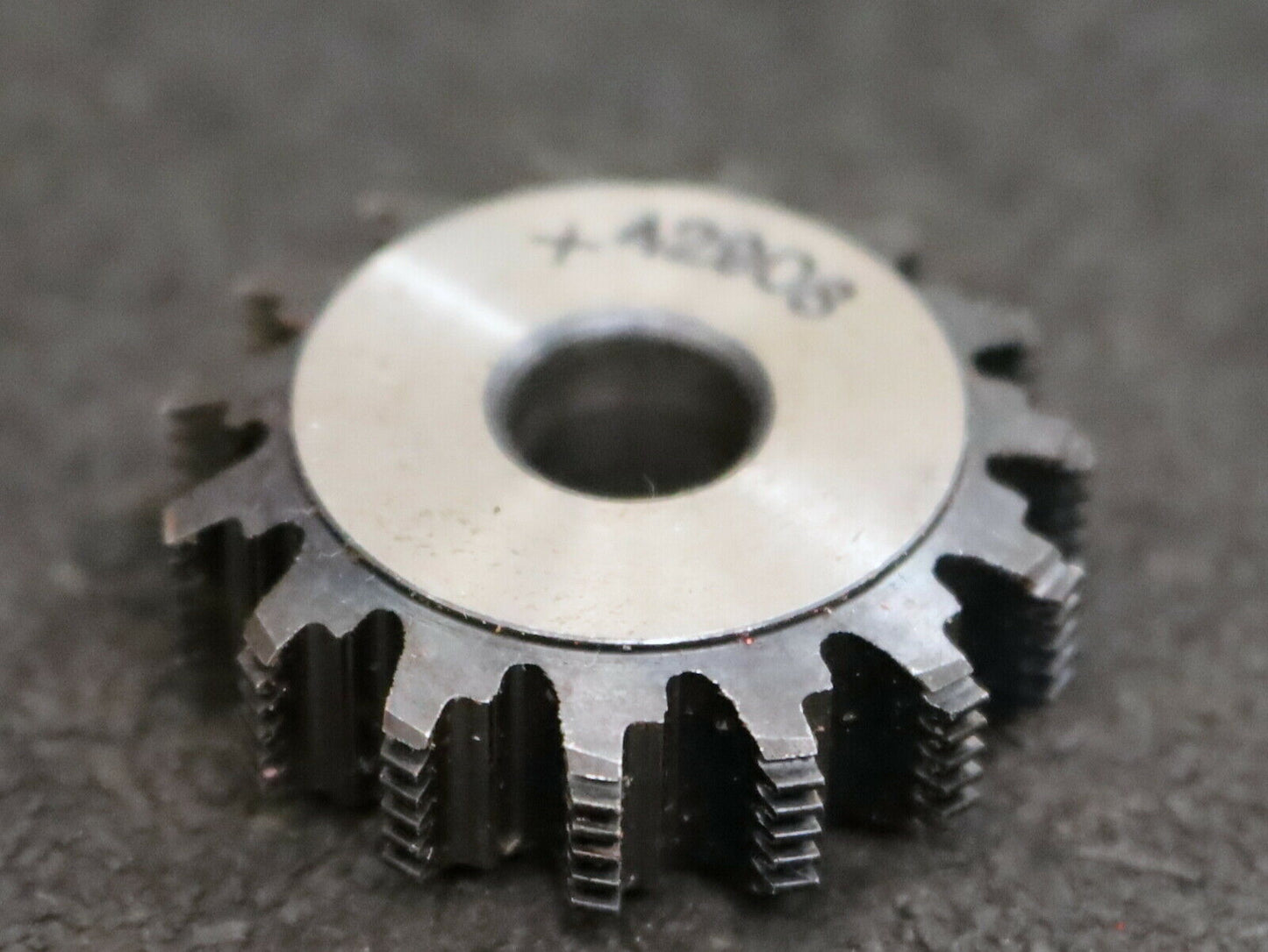 MIKRON Wälzfräser No. 42908 - Ø31x10xØ8mm 1gg. Rechts 15 Spanuten