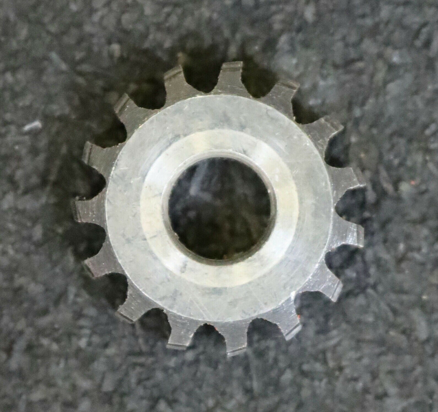 MIKRON Wälzfräser No. 37005 - Ø23x8xØ8mm 1gg. Rechts 15 Spanuten