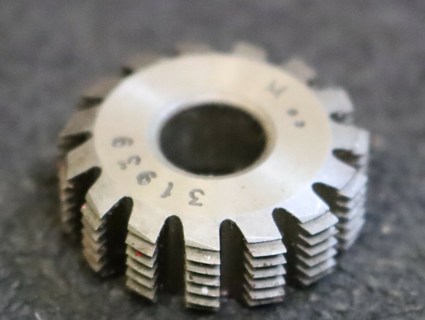 MIKRON Wälzfräser No. 31939 - Ø24x8xØ8mm 1gg. Rechts 15 Spanuten