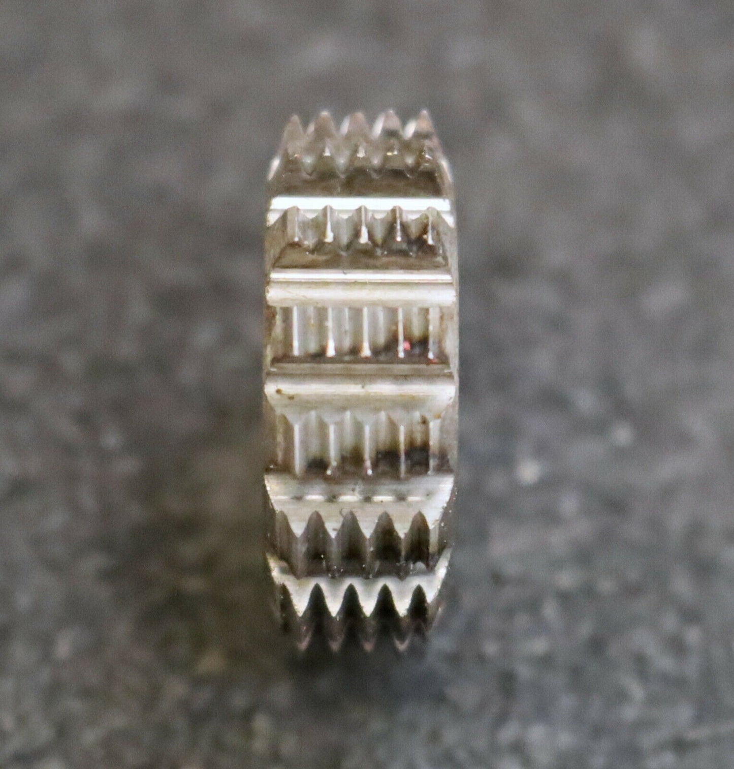 MIKRON Wälzfräser No. 30686 - Ø24x8xØ8mm 1gg. Rechts 15 Spanuten