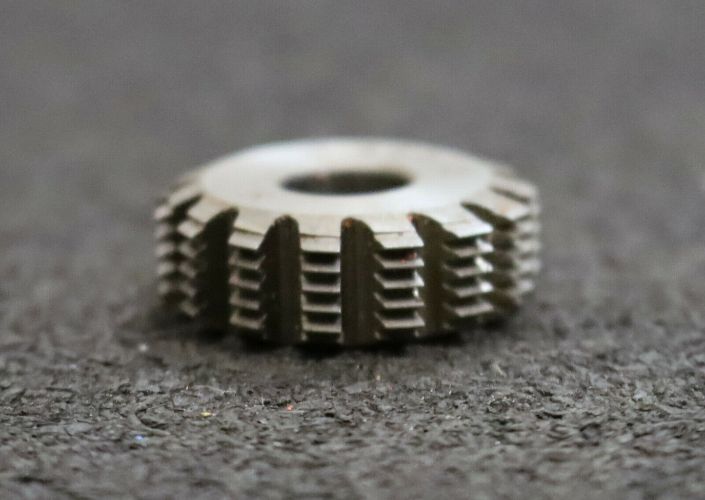 MIKRON Wälzfräser No. 39610 - Ø24x8xØ8mm 1gg. Rechts 15 Spanuten