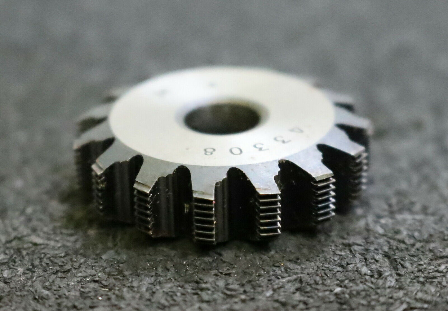 MIKRON Wälzfräser No. 43308 - Ø32x8xØ8mm 1gg. Rechts 15 Spanuten
