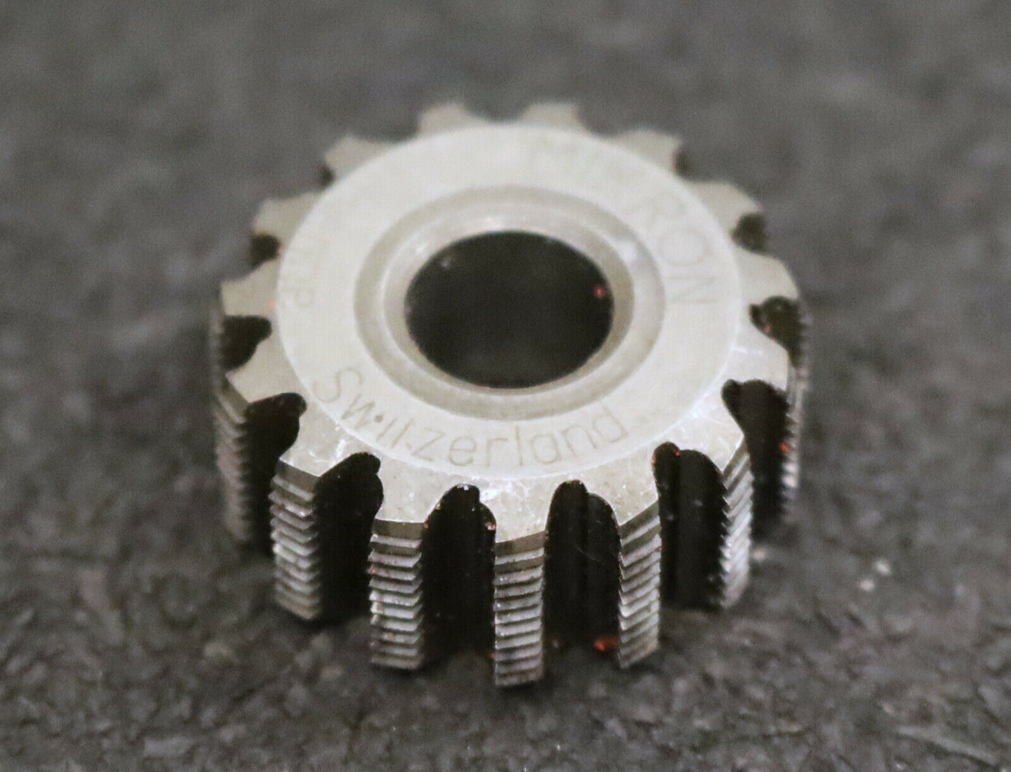 MIKRON Wälzfräser No. 68086 - Ø24x10xØ8mm 1gg. Rechts 15 Spanuten