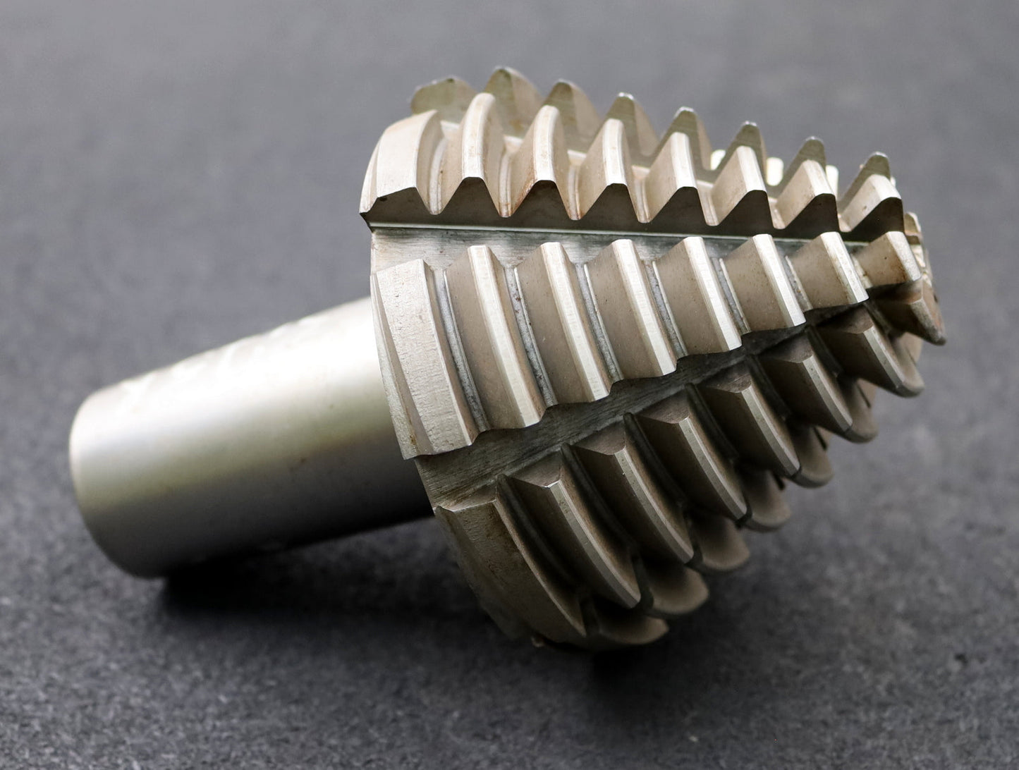 Bild des Artikels KLINGELNBERG-Palloid-Wälzfräser-m=-3,75-EGW-20°-Zahnform-III-1gg.-Re.-HSS