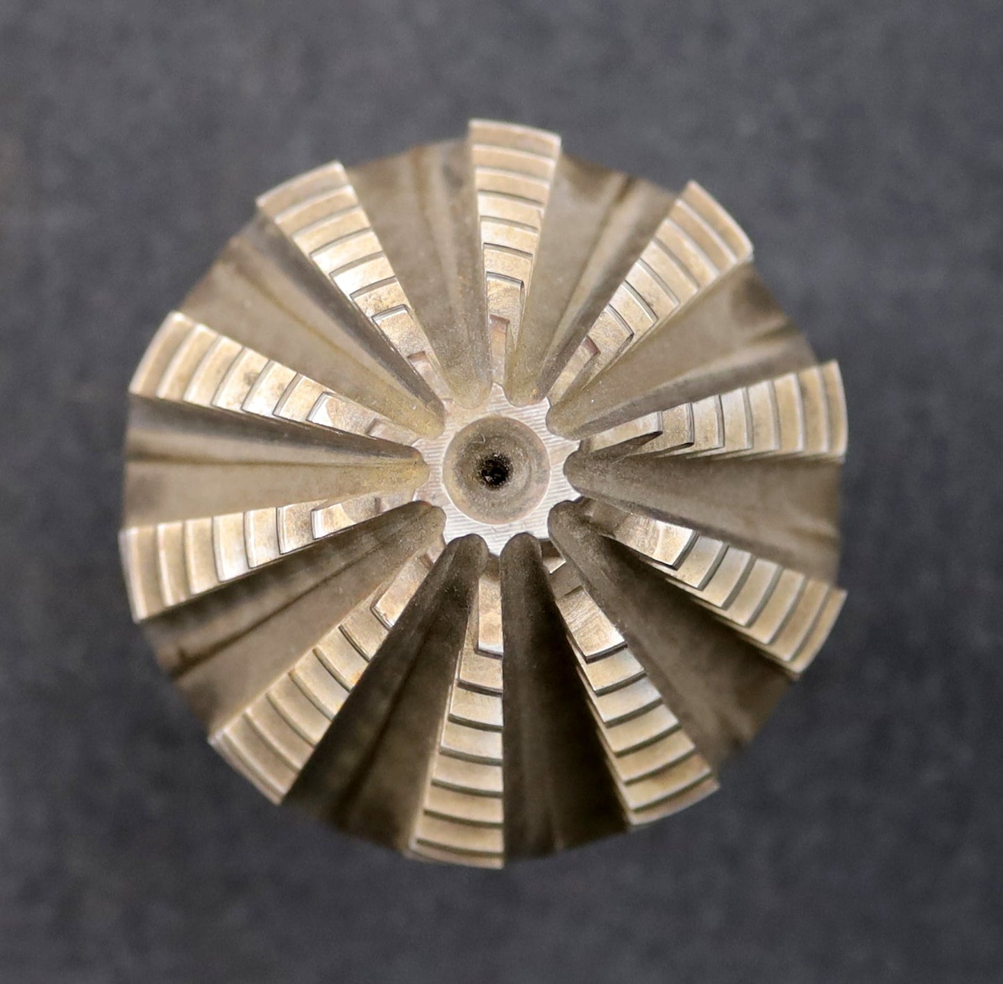 Bild des Artikels KLINGELNBERG-Palloid-Wälzfräser-m=-2,5-EGW-20°-Zahnform-I-1gg.-Re.-Rest=-40%