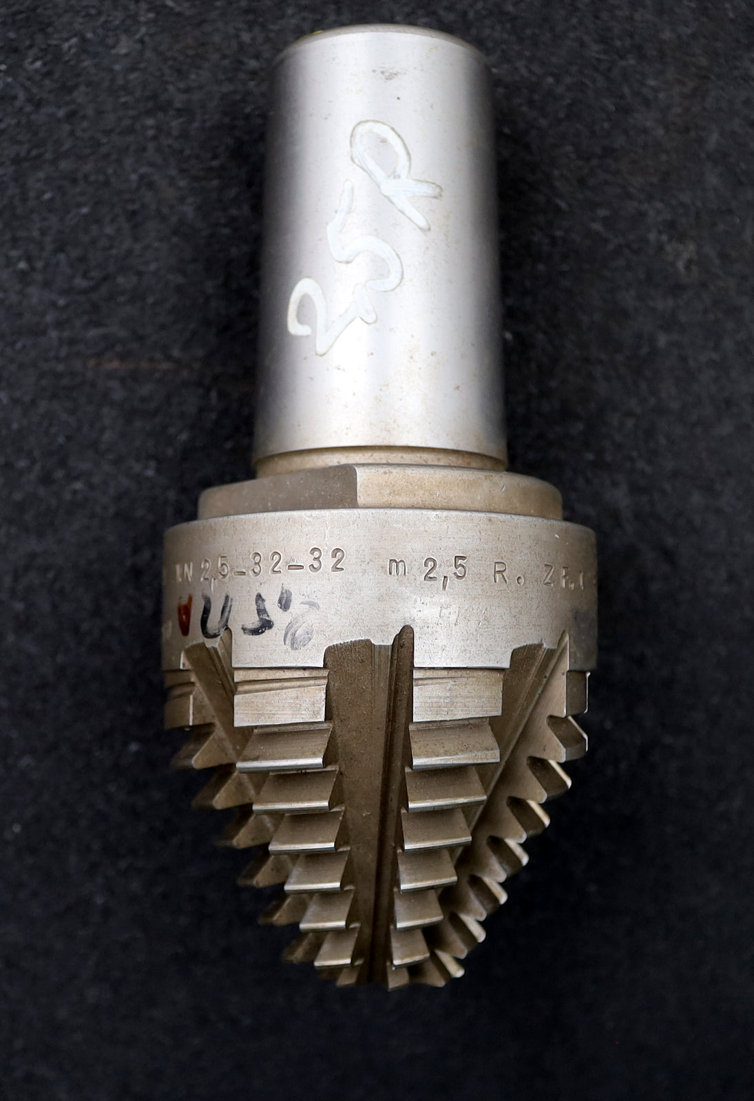 Bild des Artikels KLINGELNBERG-Palloid-Wälzfräser-m=-2,5-EGW-20°-Zahnform-I-1gg.-Re.-HSS-Rest=-50%