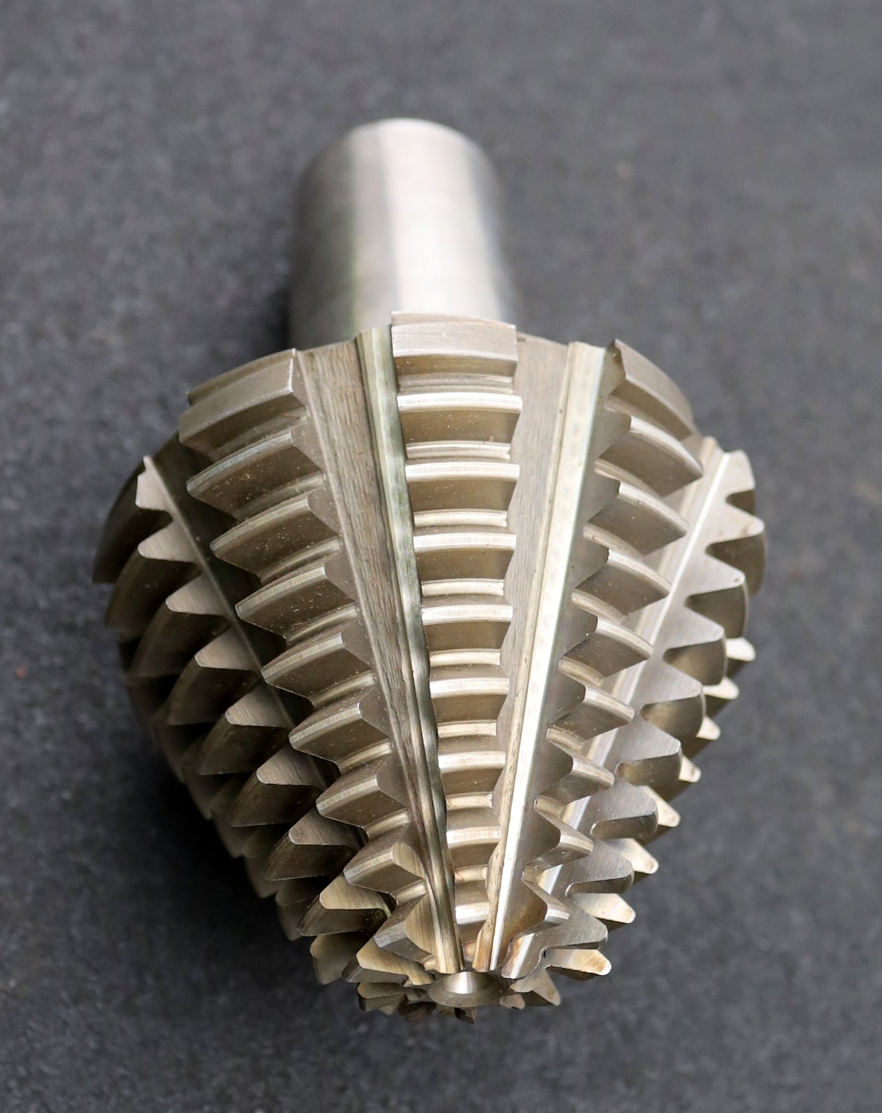 Bild des Artikels KLINGELNBERG-Palloid-Wälzfräser-m=-3-EGW-20°-Zahnform-I-1gg.-Rechts-WN3-39-57