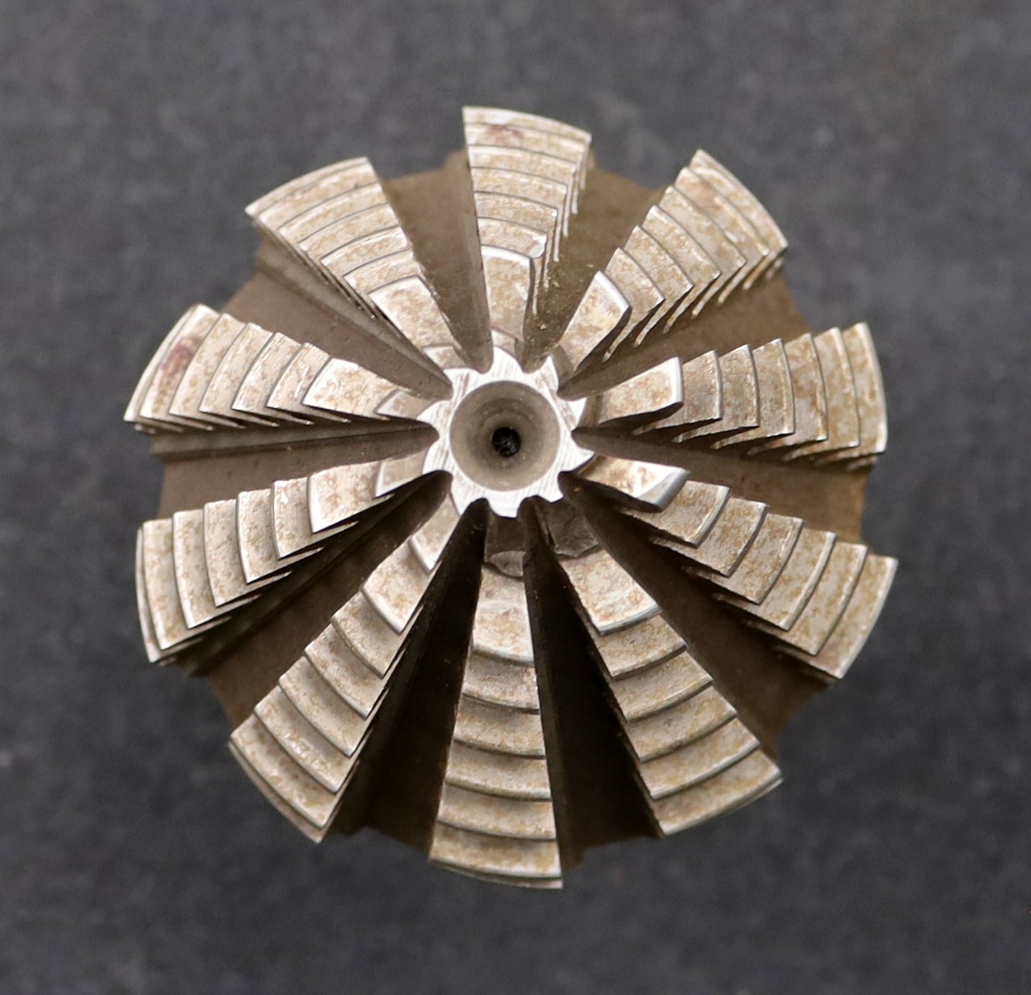 Bild des Artikels KLINGELNBERG-Palloid-Wälzfräser-m=-3-EGW-20°-Zahnform-I-1gg.-Links-WN3-39-48-VaD