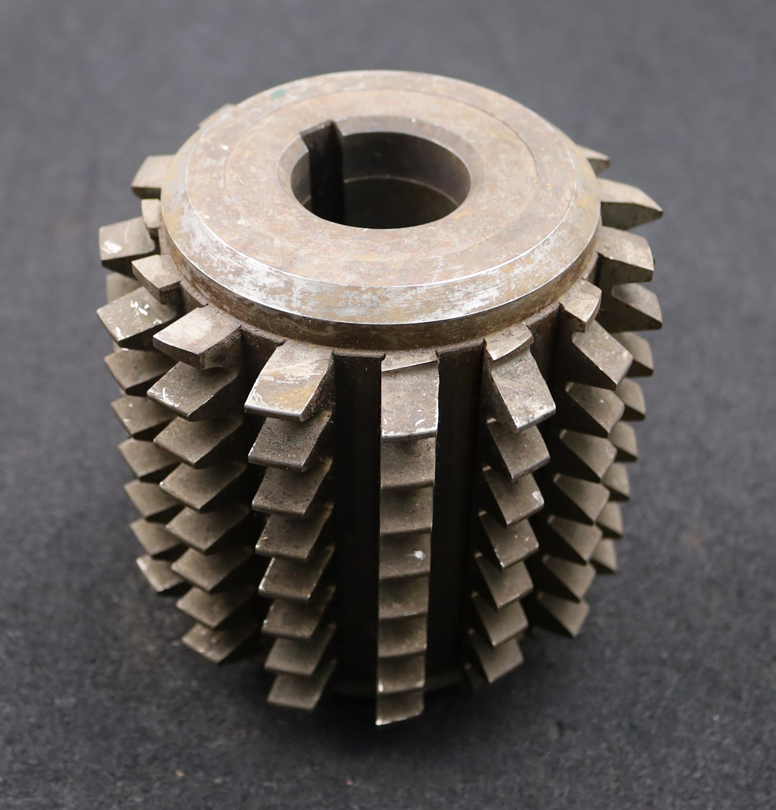 Bild des Artikels SAAZOR-Zahnrad-Wälzfräser-m=-5,0mm-EGW-20°-Ø134x135xØ32mm-mit-LKN-2gg.-Links