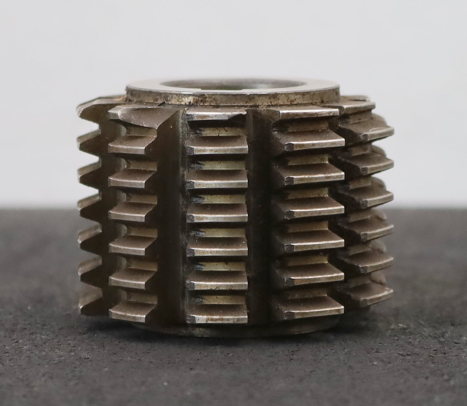 Bild des Artikels Zahnrad-Wälzfräser-m=-2,0mm-EGW-20°-BPII-DIN-3972-Ø64x47xØ27mm-spiralgenutet