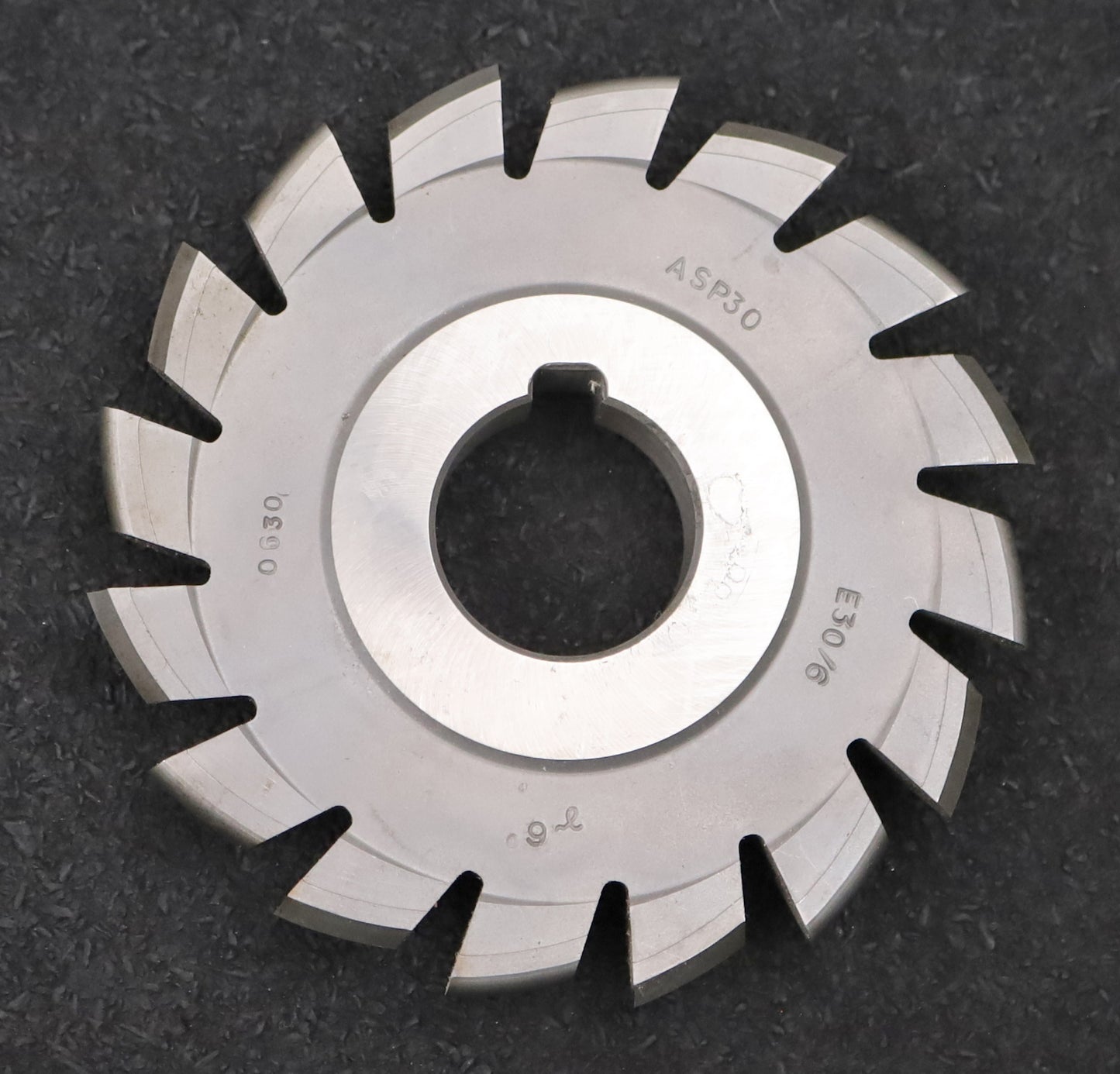 Bild des Artikels DOLD-asymmetrischer-Prismenfräser-E-30°/6-Gesamtwinkel-30°-Flankenwinkel-30°+0°