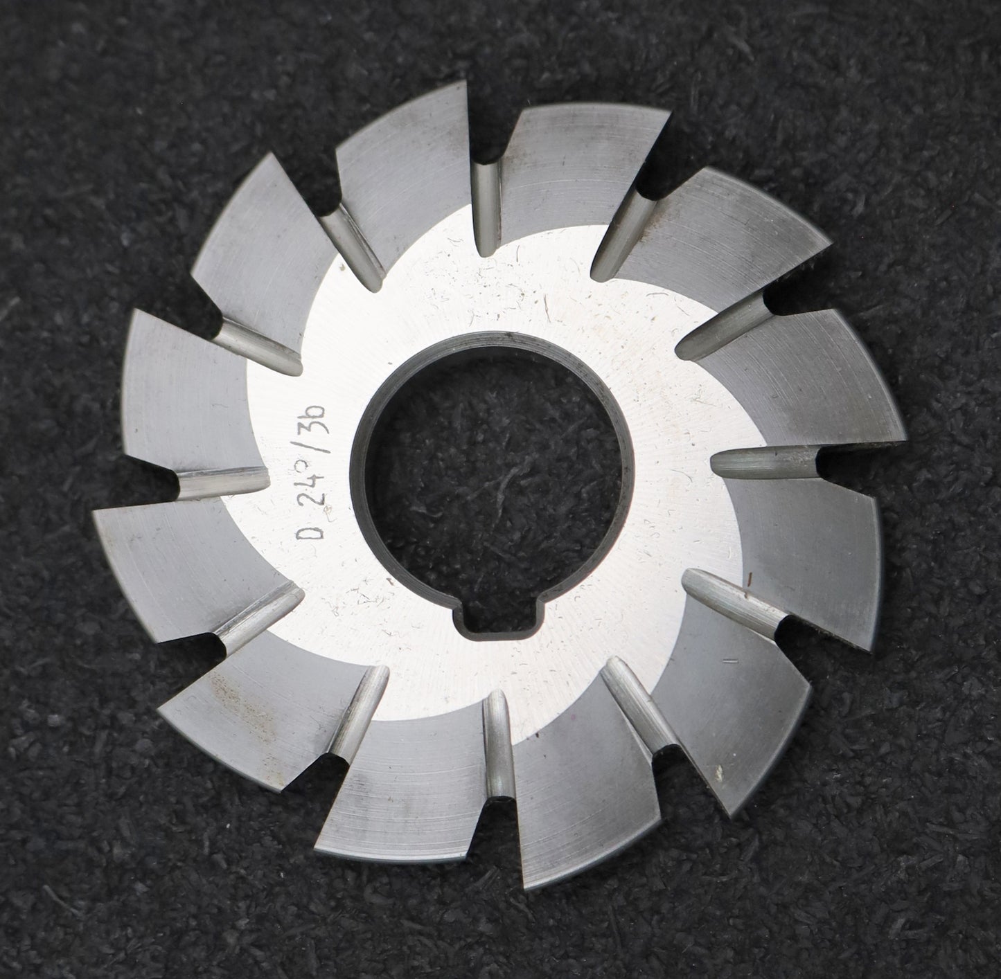 Bild des Artikels DOLD-Prismenfräser-D24°/3b-Winkel-24°-Kopfabrundung-auf-3mm-Ø70,8x7xØ22mm-LKN