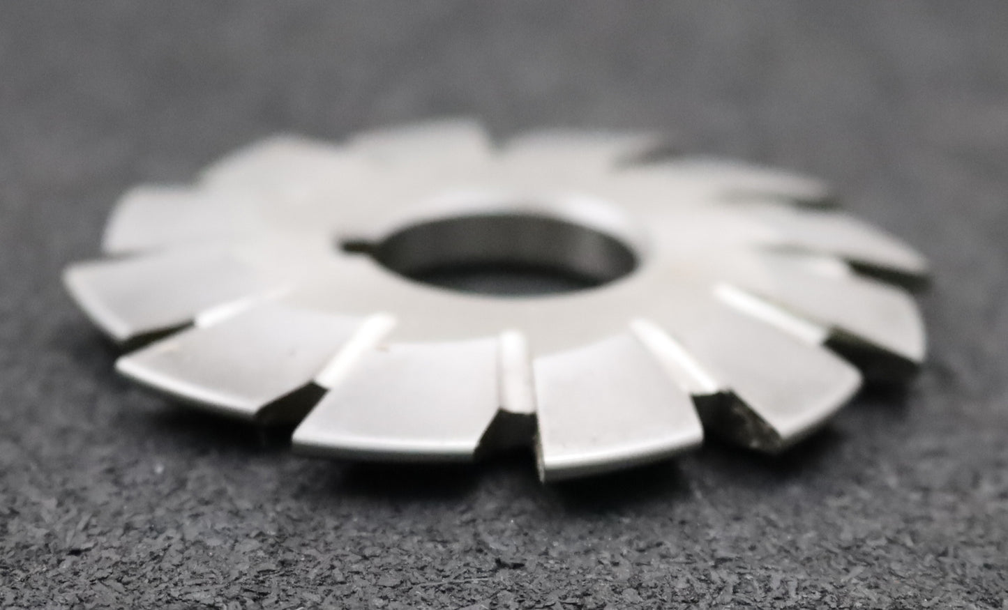 Bild des Artikels DOLD-Prismenfräser-D24°/3b-Winkel-24°-Kopfabrundung-auf-3mm-Ø70,8x7xØ22mm-LKN