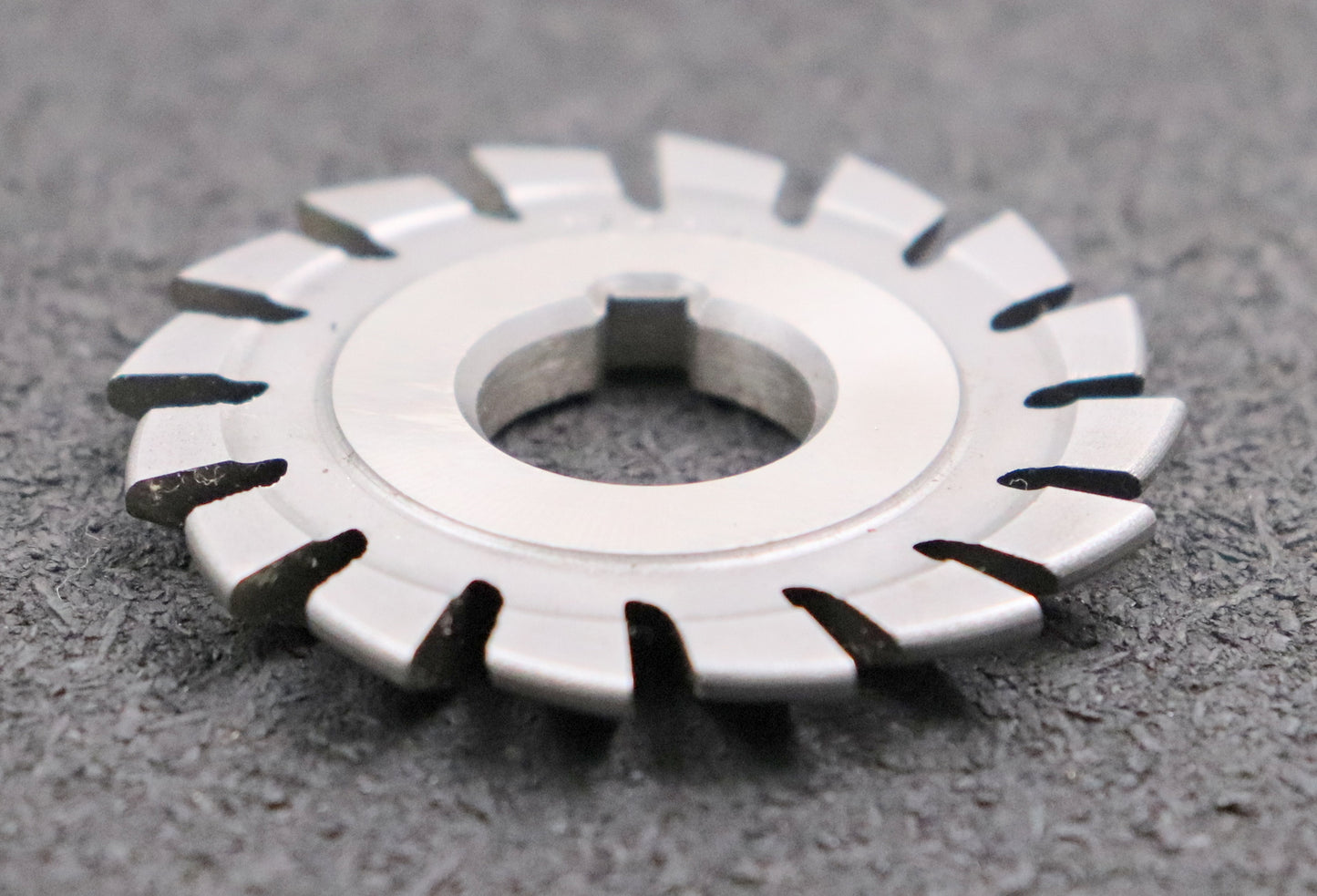 Bild des Artikels DOLD-asymmetrischer-Prismenfräser-E-30°/12-Gesamtwinkel-30°