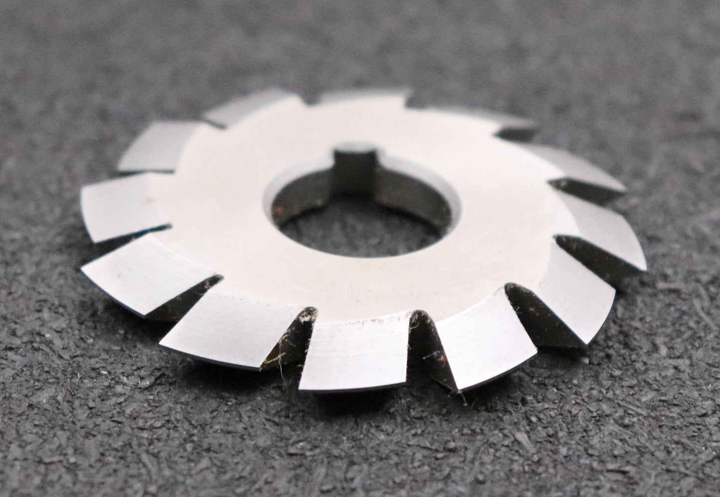 Bild des Artikels DOLD-Prismenfräser-D45°/1-Winkel-45°-Kopfabrundung-auf-1mm-Ø50,5x5,5xØ16mm