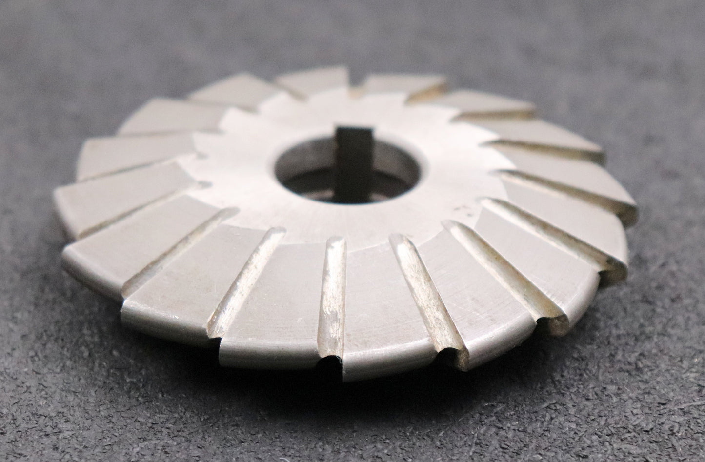 Bild des Artikels DOLD-asymmetrischer-Prismenfräser-U-42°/3-Gesamtwinkel-42°-Flankenwinkel-25°/17°